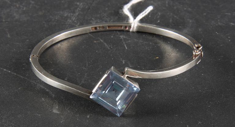 ARMRING. Stigbert, silver 1944, med syntetisk spinell.