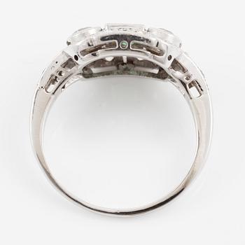 Ring 14K guld med en fasettslipad smaragd och gammalslipade diamanter.