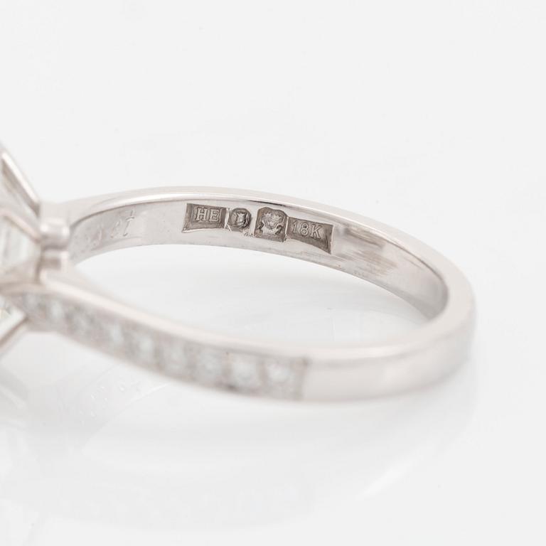 An Engelbert ring in 18K white gold set with an emerald-cut diamond 3.53 ct G vvs 2.