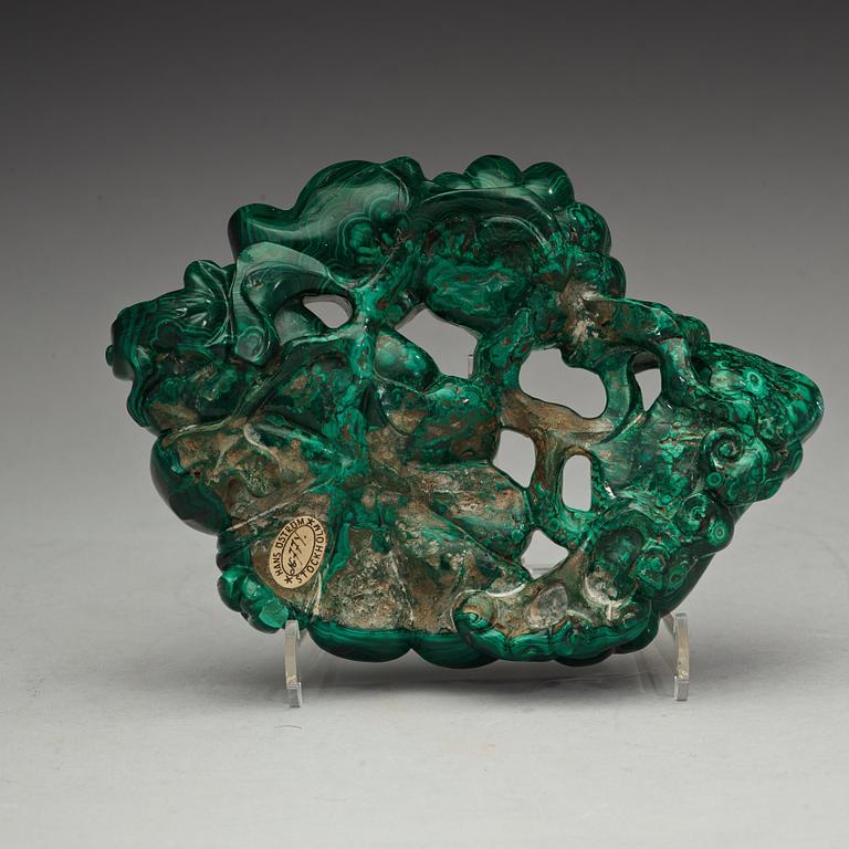 A malachite brush washer in the shape of lotus and lingzhi, Qing dynasty (1664-1912).