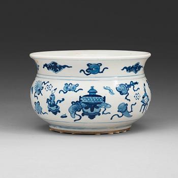 337. A blue and white censer, Qing dynasty, Kangxi (1662-1722).