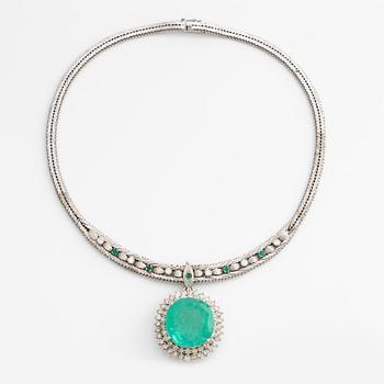 White gold necklace with large emerald and brilliant-cut diamonds.