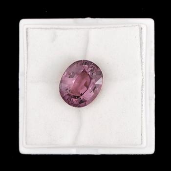 ÄDELSTEN, röd/violett spinell, oinfattad, ca 7,22ct enligt certifikat.