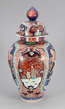 URNA, porslin, Japan 1800-talets slut.