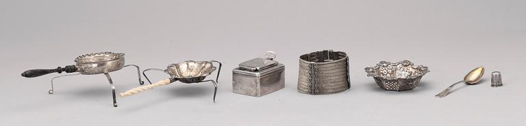 PARTI SILVER, 17 delar, bl a en dosa från London, 1800-talets senare del. Vikt ca 310 gram.