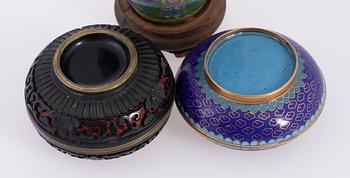 VAS SAMT DOSOR, 2 st, cloisonné samt trä, Kina, 1900-tal.