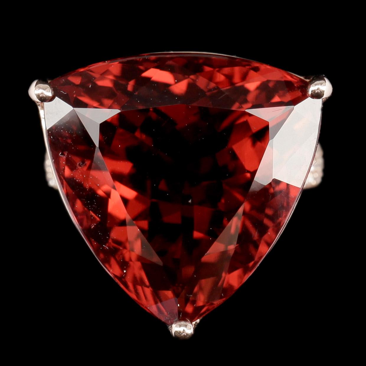 RING, 14k roséguld med trillionslipad citrin ca 23,07 ct och mindre briljantslipade diamanter. Vikt ca 9,8 gram.
