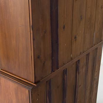 Vitrinskåp, 1900-talets första hälft.