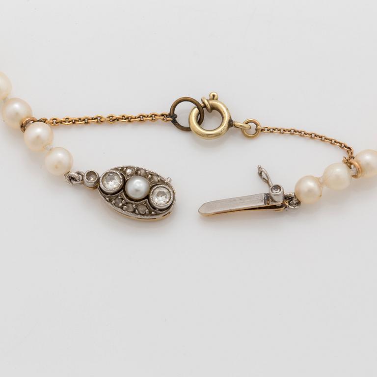 A natural saltwater pearl necklace. Pearls Ø 3.8 - 8.8 mm. Clasp in gold with diamonds.