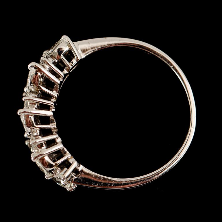 RING, 18 k vitguld, briljant och marquiseslipade diamanter tot ca 0.73 ct.
