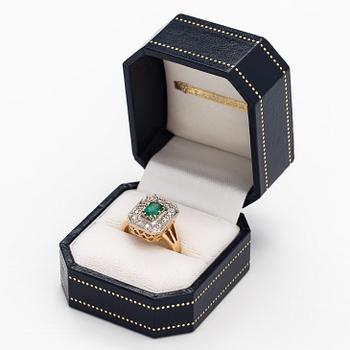 Ring, 14K guld, smaragd och diamanter ca 0.21 ct tot och smaragd. Kulta Market Vuorinen Tavastehus 1994.