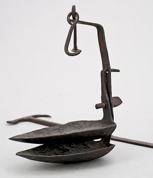 VÄGGLJUSSTAKE, OLJELAMPA samt ALNMÅTT, 3 st,  järn,  bl a dat 1751.