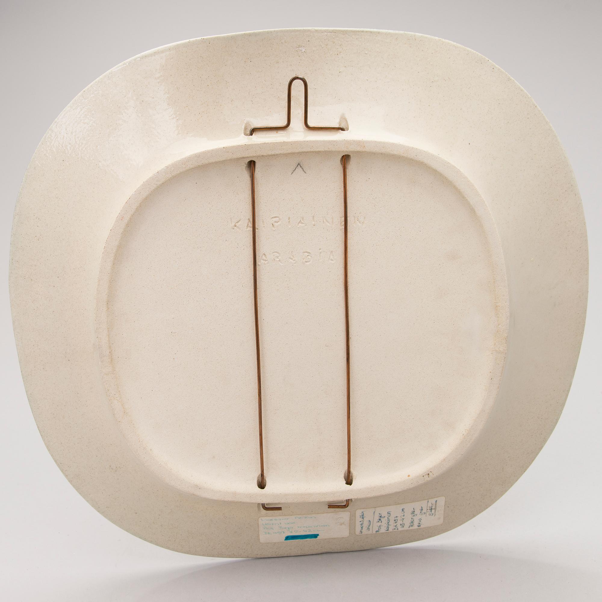 Birger Kaipiainen, A stoneware decorative dish signed Kaipiainen, Arabia.
