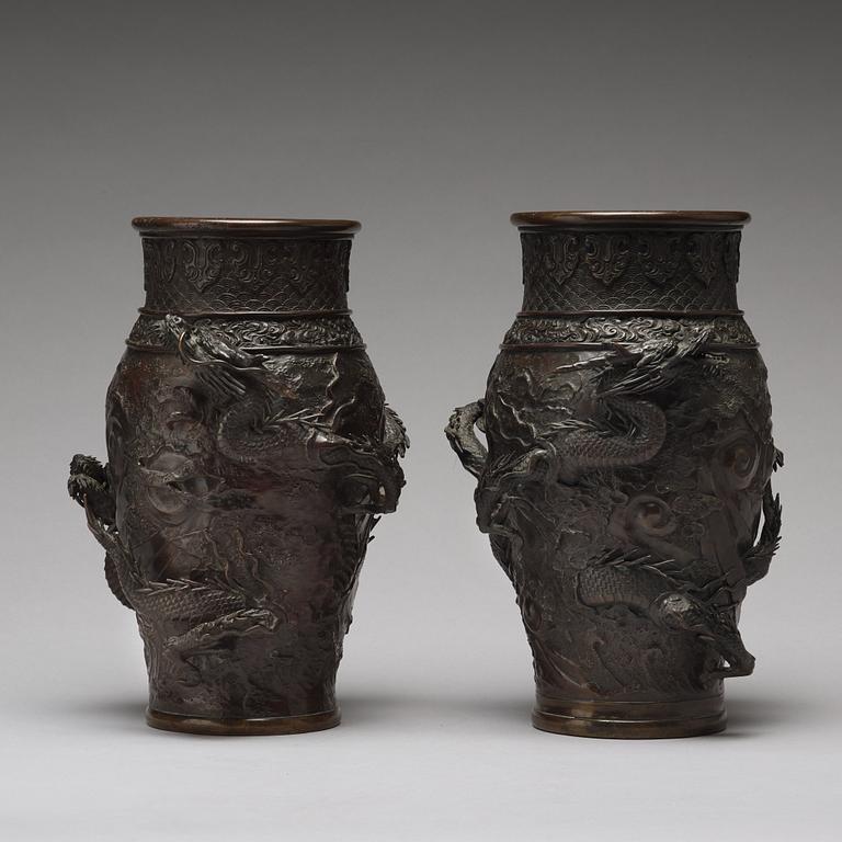 A pair of Japanese bronze vases, Meiji period (1868-1912).