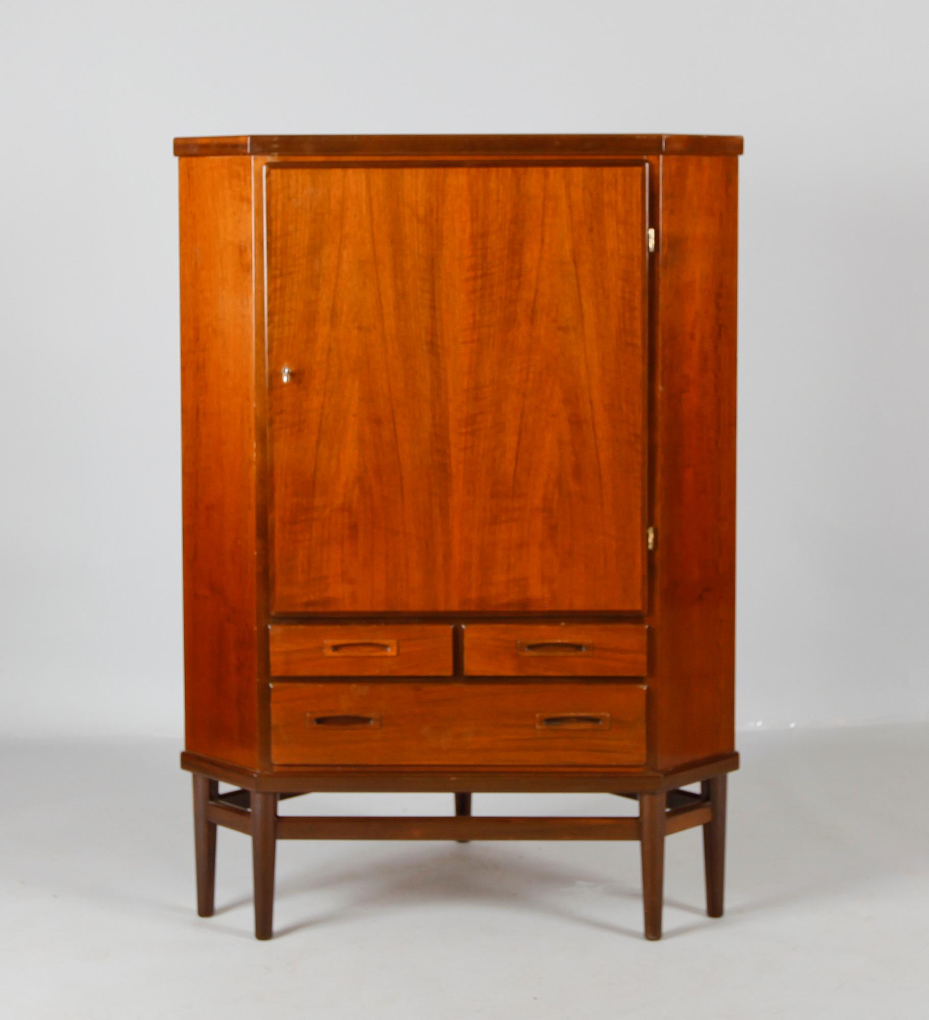 HÖRNSKÅP, 1900-talets mitt.