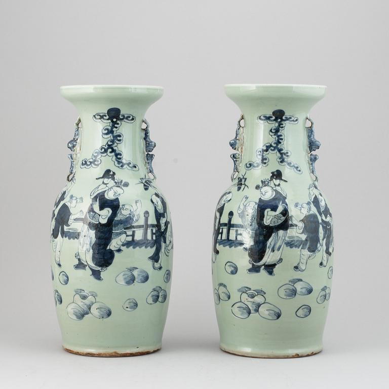 Vaser, ett par, porslin. Kina, 1900-tal.