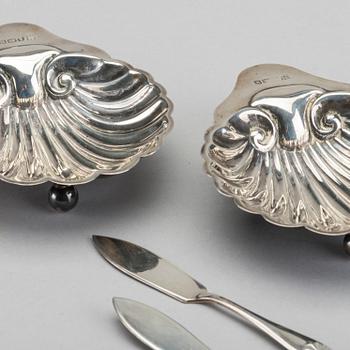 ALEXANDER CLARK & CO,  smörsnäckor ett par samt knivar ett par, silver tidigt 1900-tal i etui.