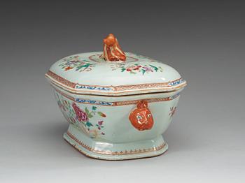 A famille rose 'double peacock' tureen with cover, Qing dynasty, Qianlong (1736-95).