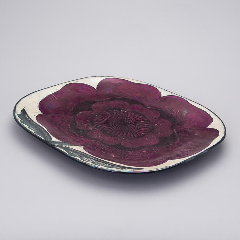 BIRGER KAIPIAINEN, A CERAMIC DISH. Red flower. Signed Kaipiainen, Arabia. 1970s.