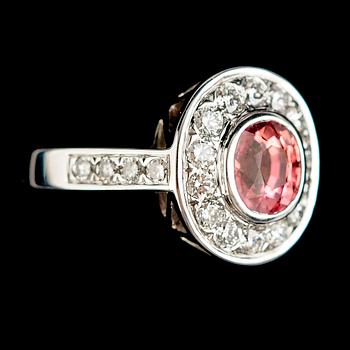 RING, 18 k, med padparadscha safir 2.10 ct och briljanter 0.95 ct TW.