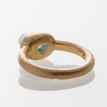 RING, Ole Lynggaard, 18K guld med cabochonslipad akvamarin.