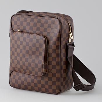 129. LOUIS VUITTON, axelremsväska,