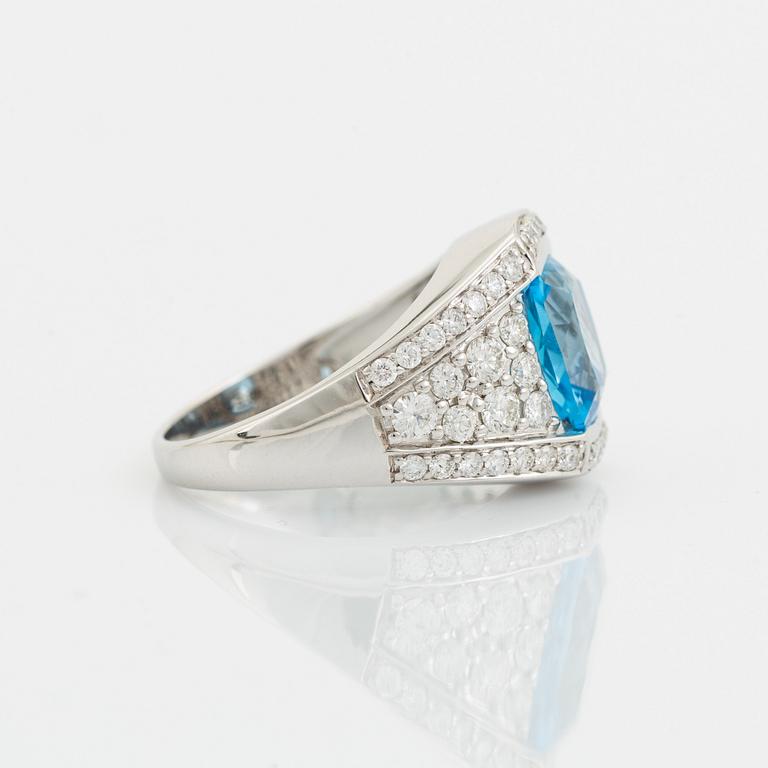 Ring med blå topas och briljantslipade diamanter.