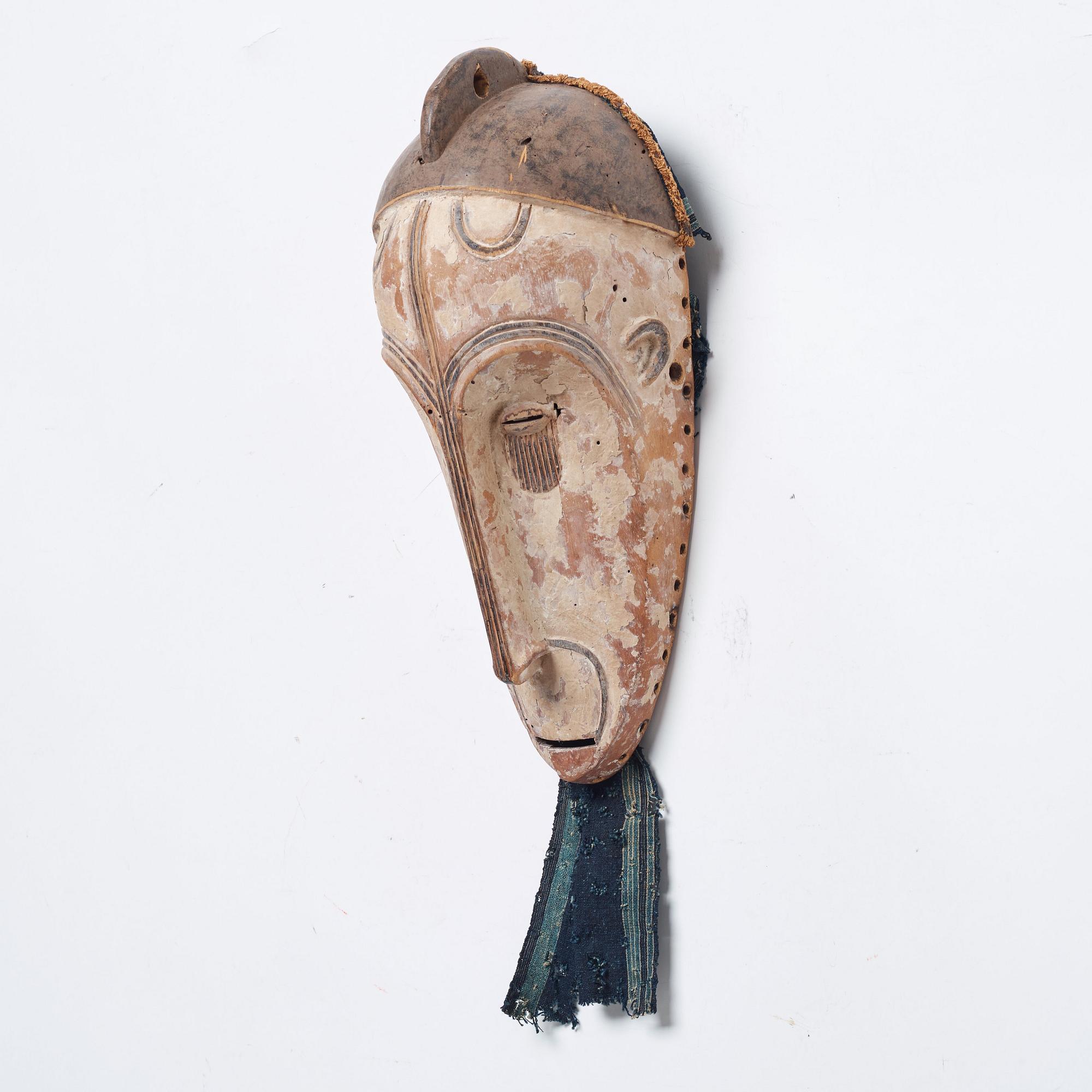 MASK, bemålat trä, höjd 53,5 cm, Fang stammen, Gabon, 1900-talets andra hälft.