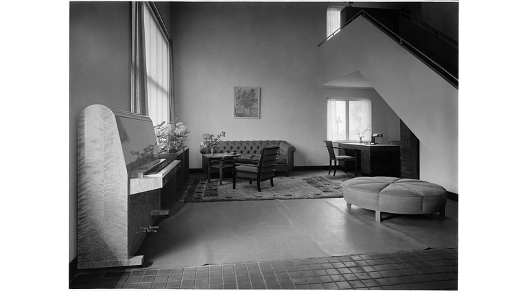 Kurt von Schmalensee, skrivbord samt karmstol, utförda av AB David Blomberg för Stockholmsutställningen 1930.