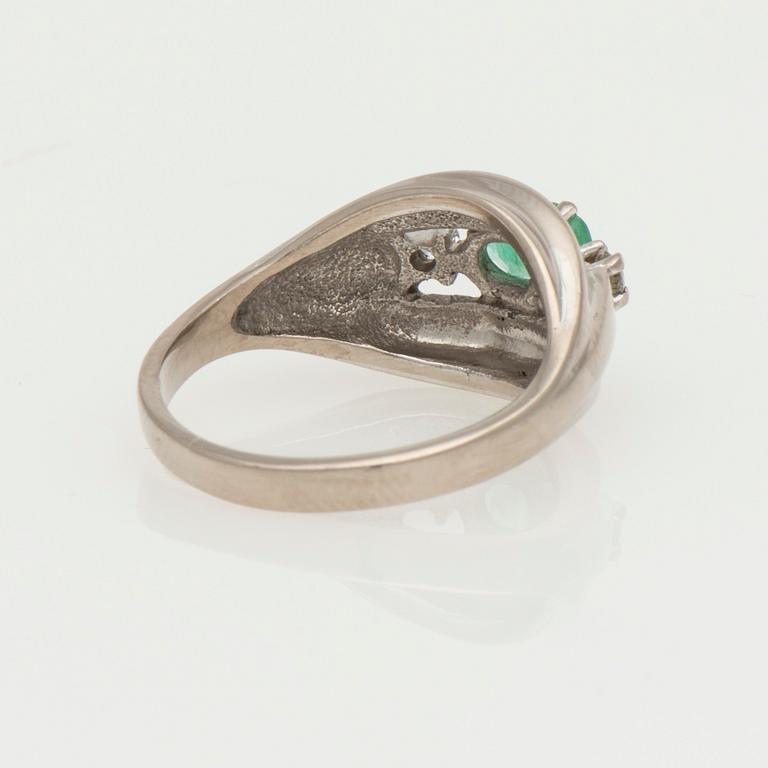 RING, fasettslipad smaragd, briljantslipade diamanter, 14K vitguld.