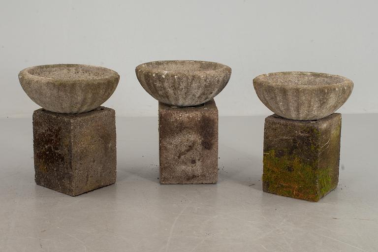 TRÄDGÅRDSFAT, 3 st, med fundament, 1900-tal.