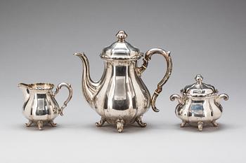 KAFFESERVIS, 3 delar, silver, rokokostil, C G Hallberg, mkring 1928. Total vikt ca 1000 g.