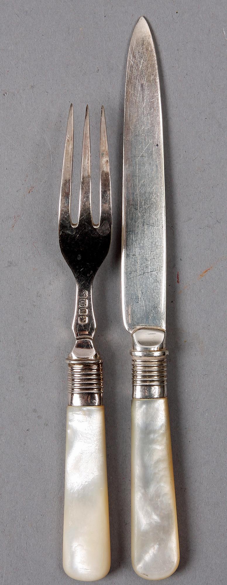 FRUKTBESTICK, 24 st, pläter och pärlemor, England. Tidigt 1900-tal.