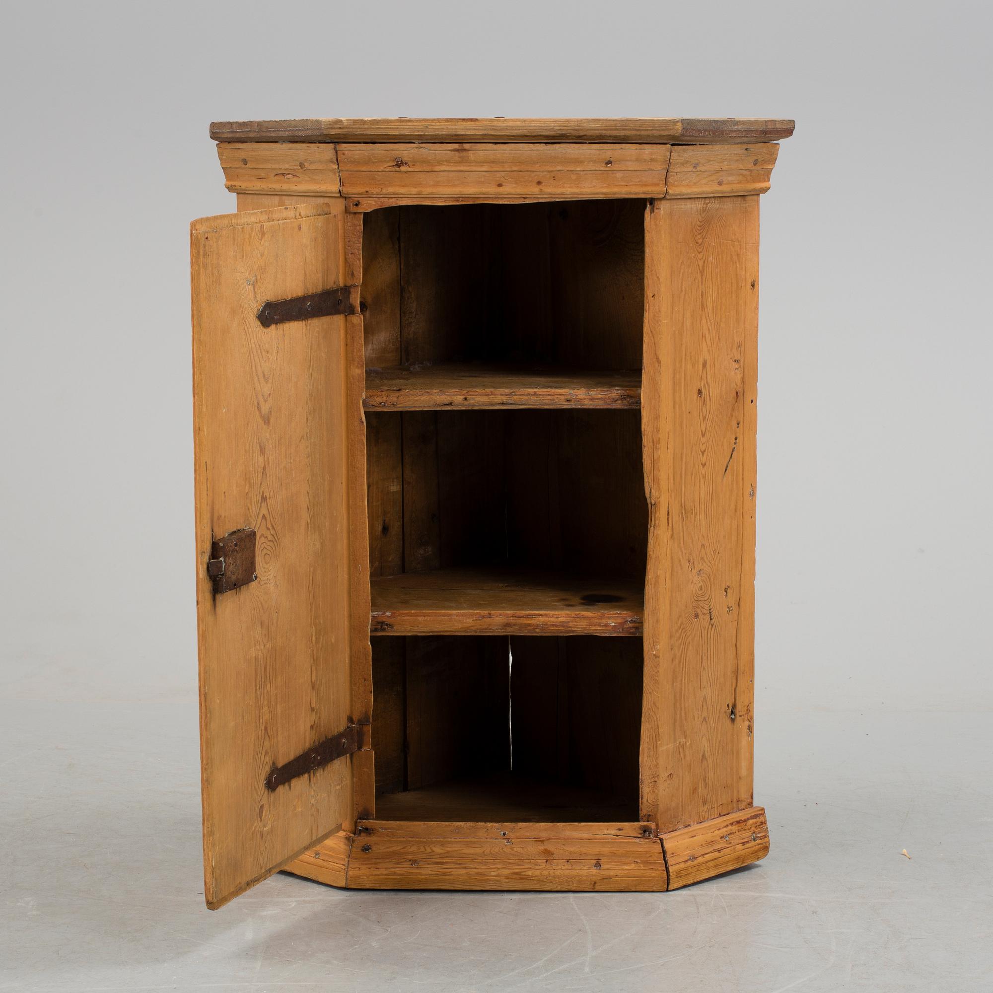 HÖRNSKÅP FÖR VÄGG, allmoge, 1700/1800-tal.