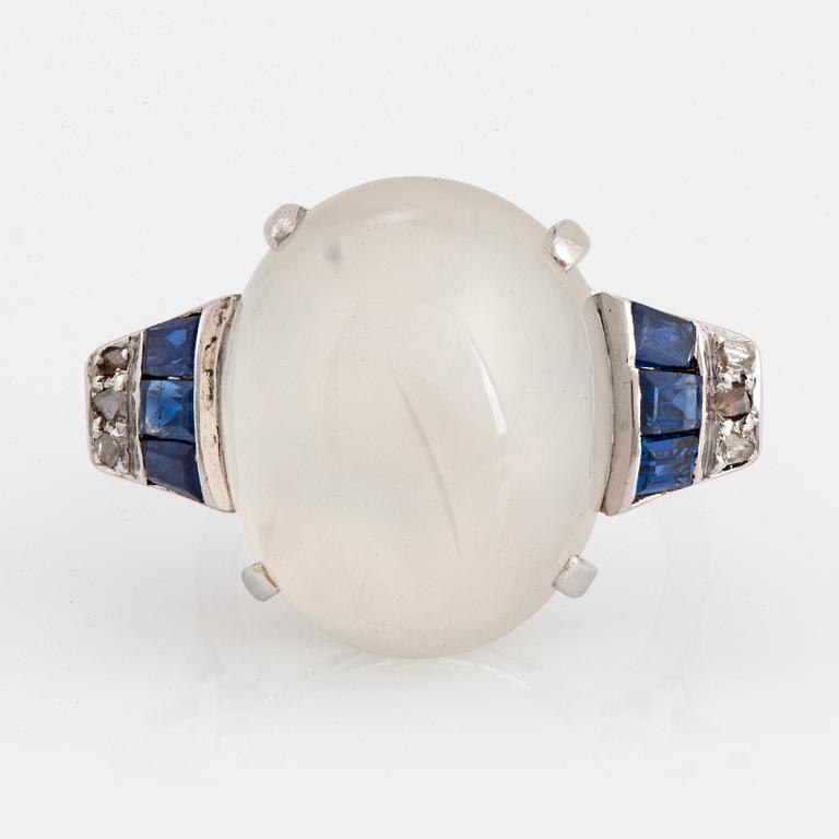 Ring 14K vitguld med en cabochonslipad månsten ca 20.00 ct.
