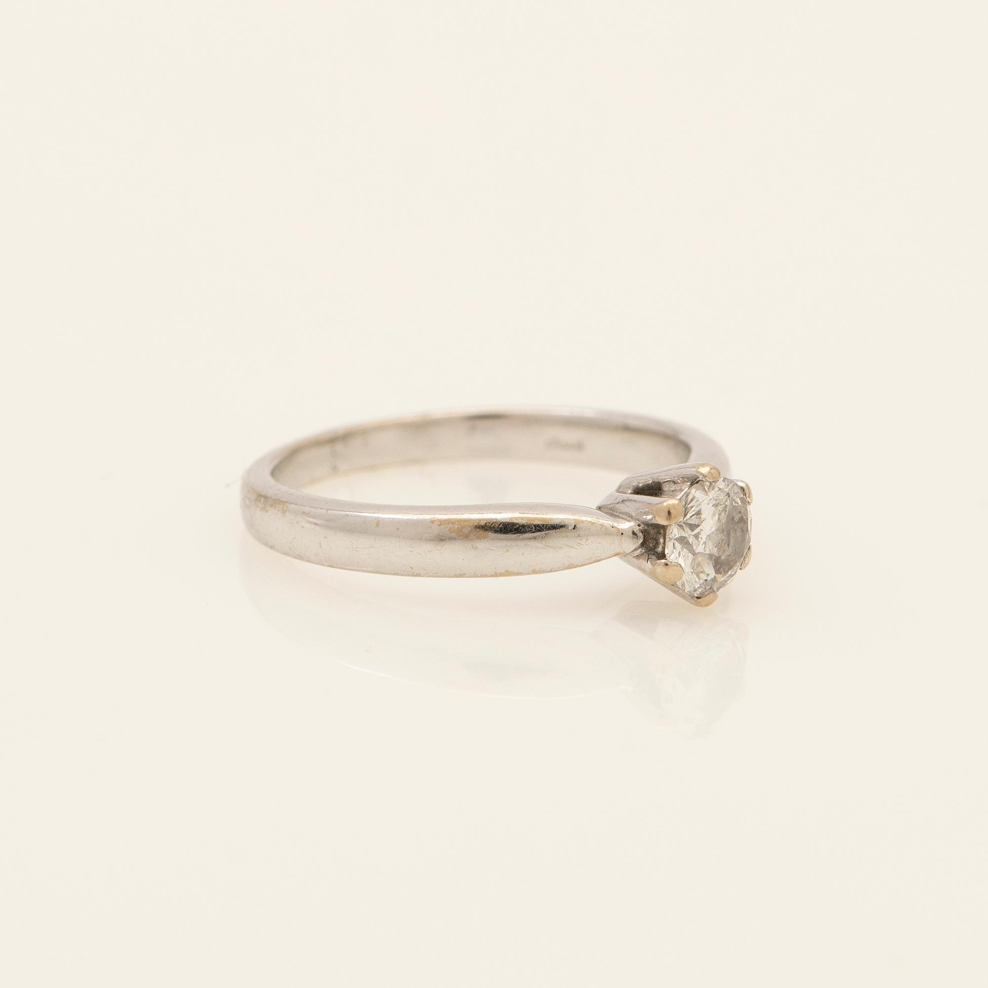 Ring, 18K white gold with round brilliant-cut diamond.