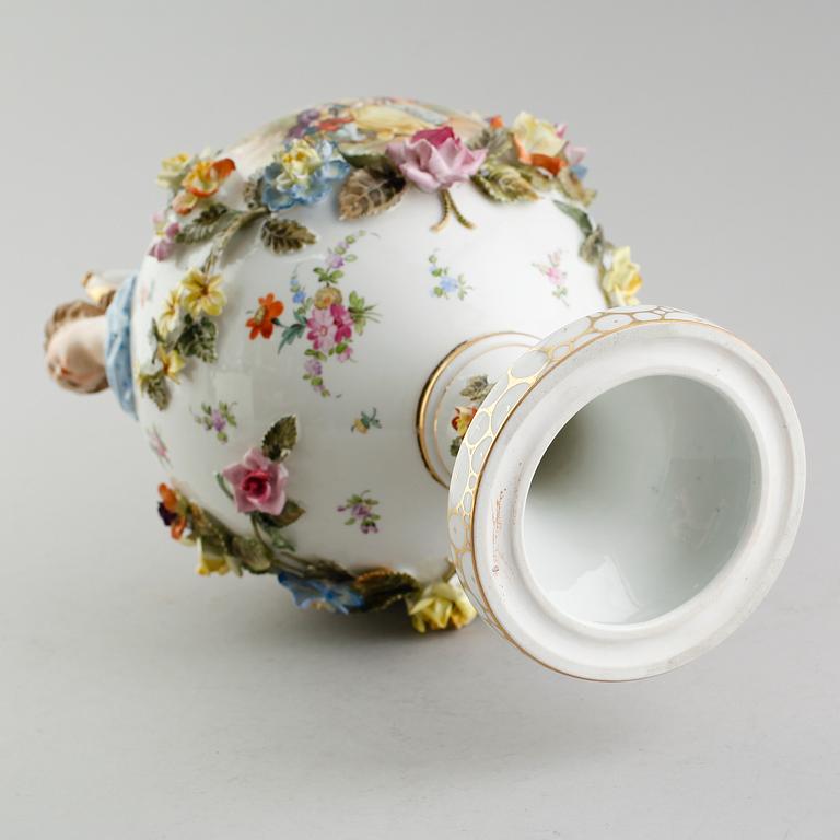 URNA, porslin, 1900-talets första hälft.