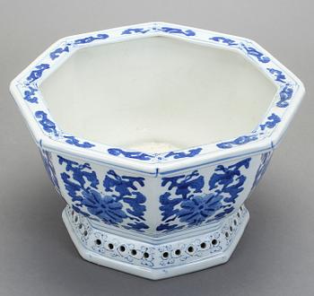 YTTERFODER, porslin, Kina, modern tillverkning.