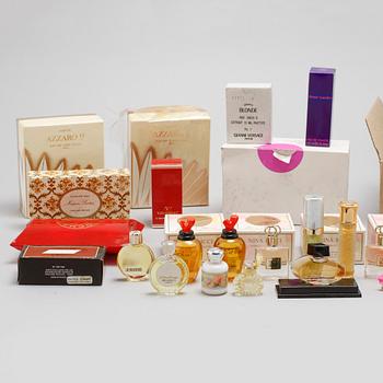 62 pieces of perfume samples.