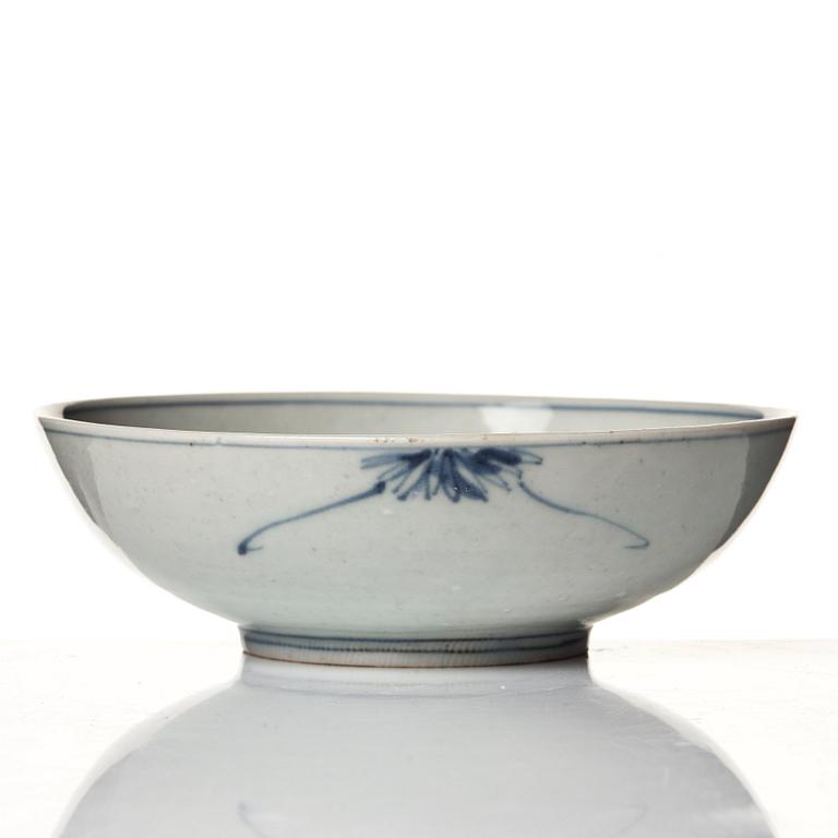 A blue and white dish, Tianqi/Chongzhen, 17th Century.