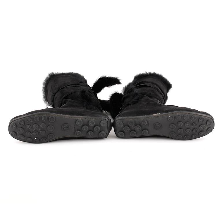 YVES SAINT LAURENT, a pair of black leather and fur moccasin boots, size 39.