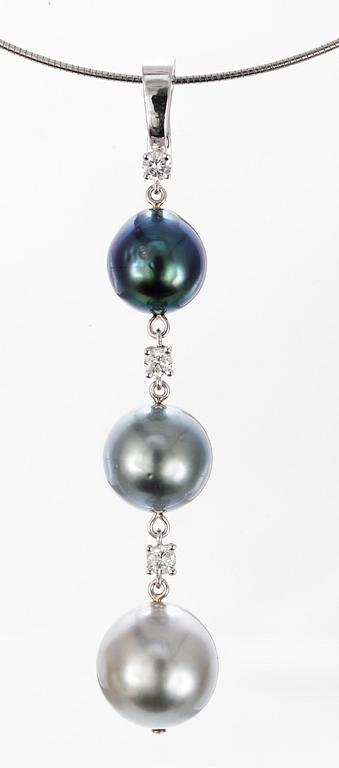 COLLIER/HÄNGSMYCKE, odlade Tahiti pärlor med briljantslipade diamanter, 0.42 ct.