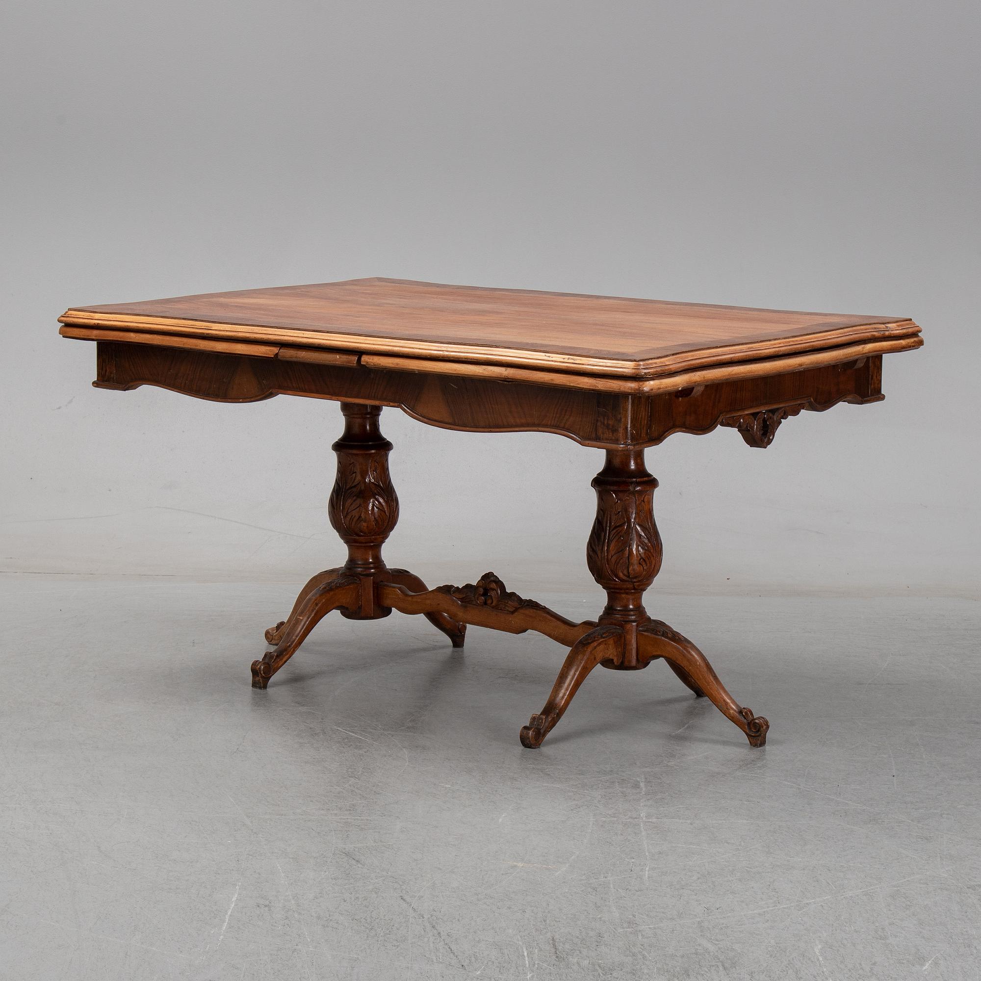 A first halg of the 20th Century walnut veneered table.