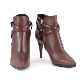 438. RALPH LAUREN, a pair of brown leather ankel boots. Size US 10B.