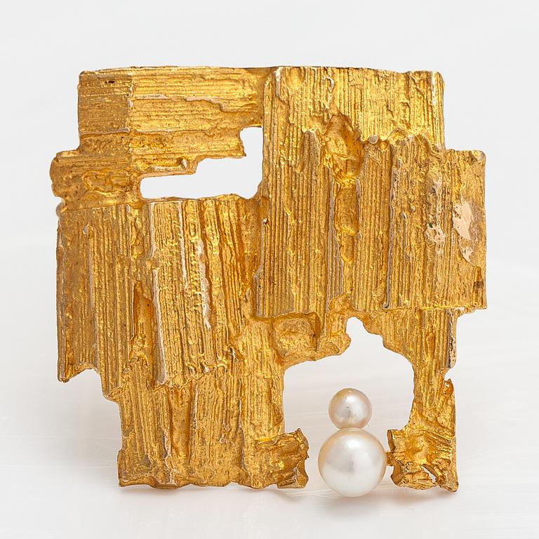 Björn Weckström, A 14K gold brooch "Etude" with cultured pearls. Lapponia 1975.