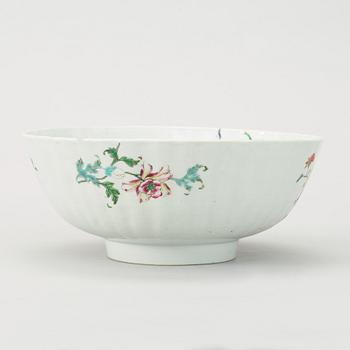 A famille rose bowl, Qing dynasty, Yongzheng (1723-1735).