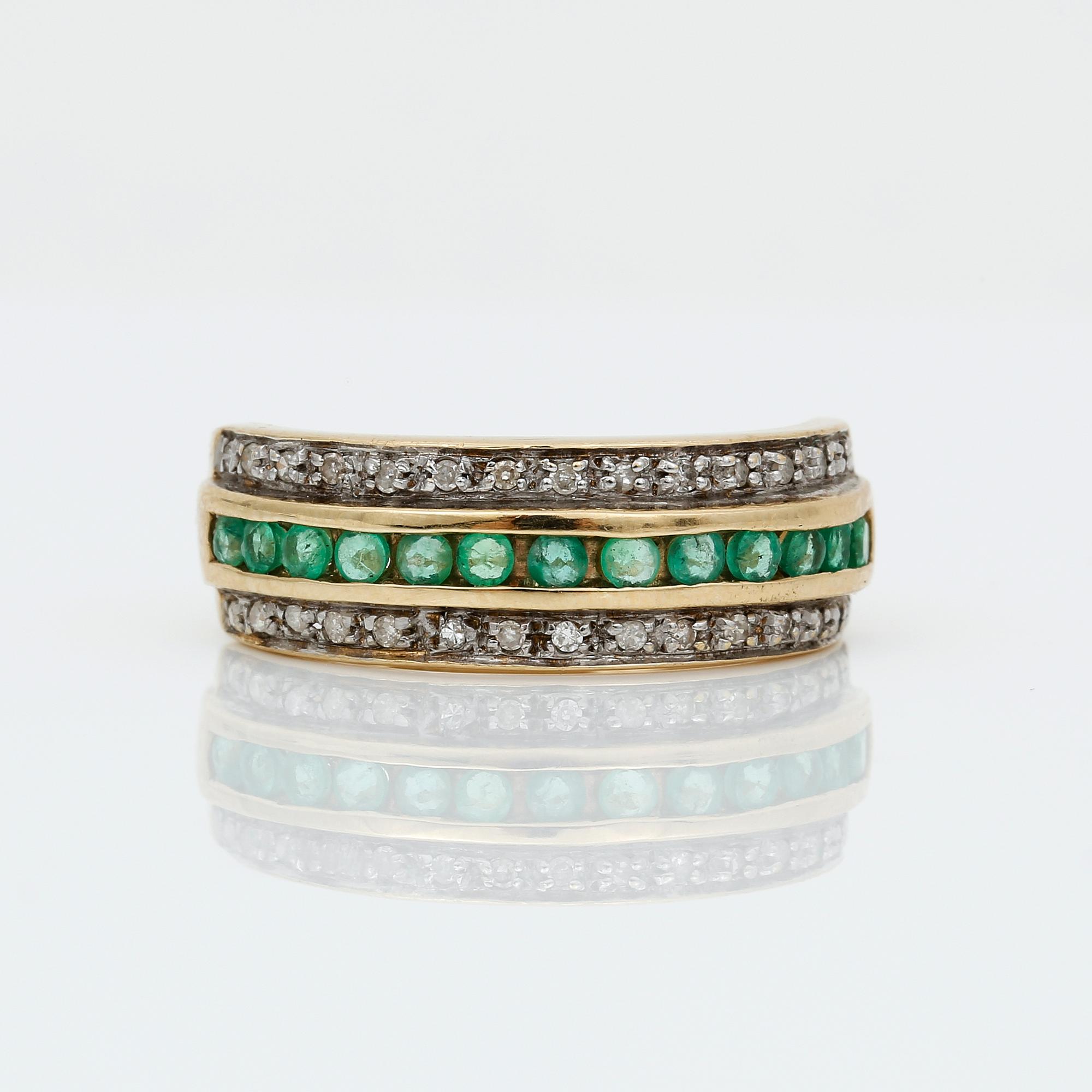 RING, 9K guld med åttkanslipade diamanter tot ca 0,20 ct samt rundslipade smaragder. Vikt ca 2,66 g.