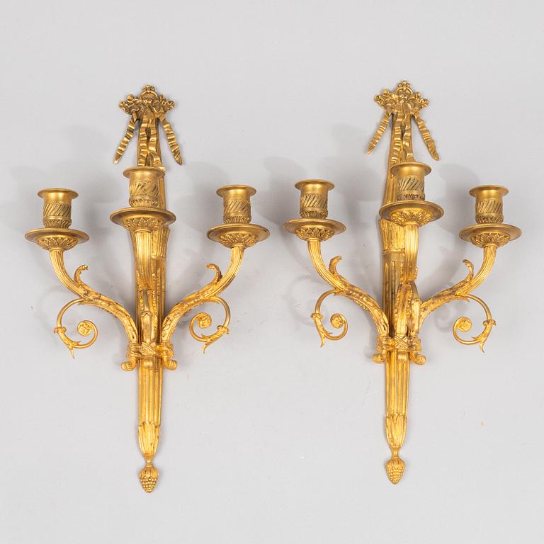 A pair of wall lights, Louis XVI style, end of the 19th Century.