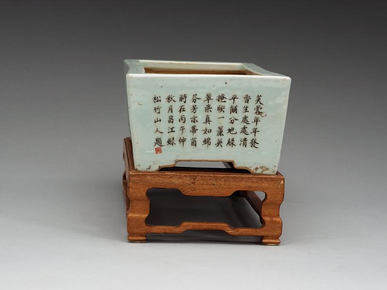 A famille rose flower pot, Qing dynasty, 19th Century.
