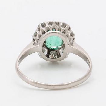 Ring 18K vitguld med 1 smaragd ca 5x4 mm samt briljanter ca 0,50 ct totalt,  Peterson Stockholm,